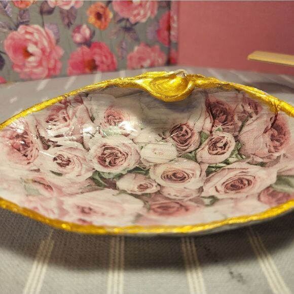 DECOUPAGE CLAM SHELL DECOUPAGE PINK ROSES ON A CLAM SHELL TRINKET DISH - Picture 6 of 10
